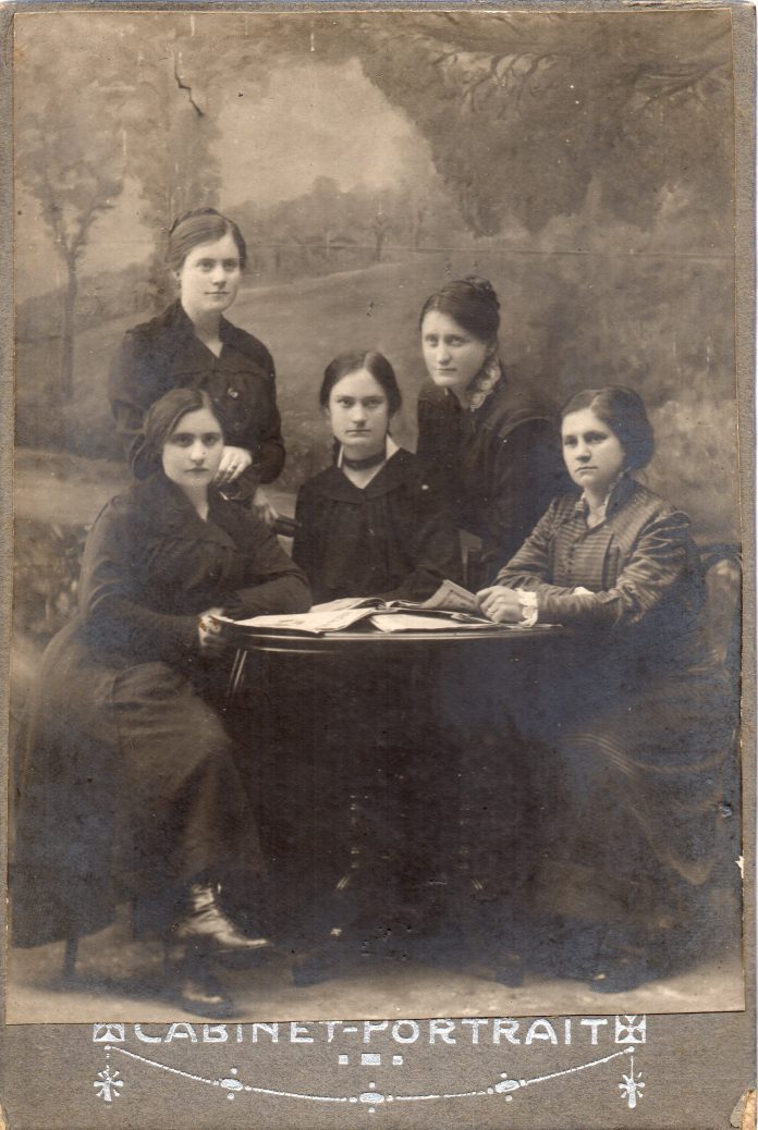 Сусанна-Тиссен-с-подругами-по-учебе